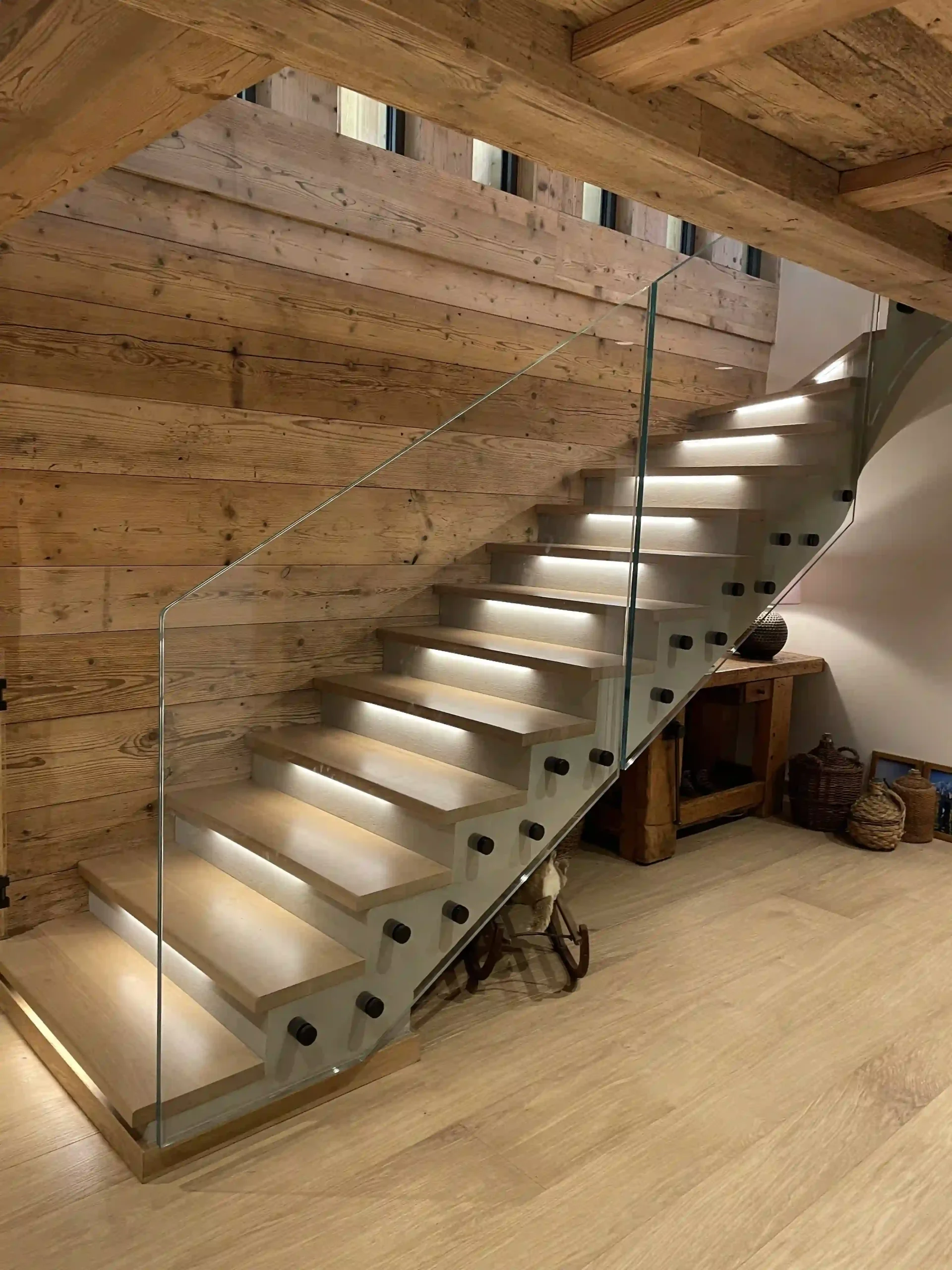 Garde-corps en verre dans un escalier