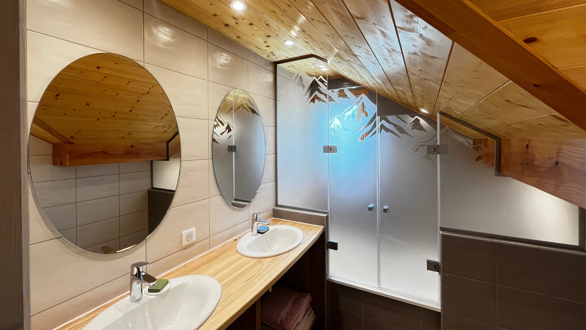 Miroir dans salle de bain d'un chalet