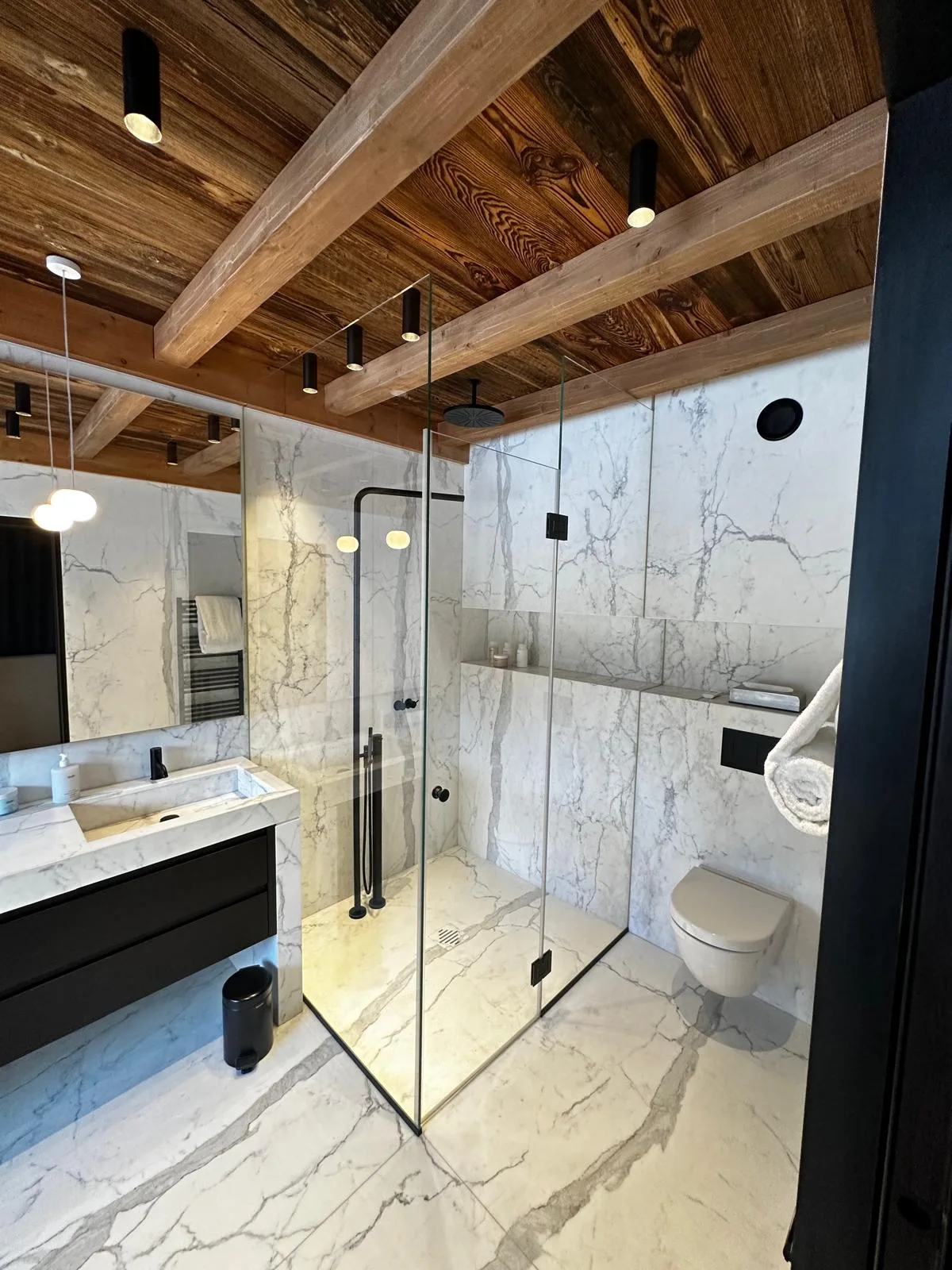 Paroi de douche d'angle en verre extra-clair dans un chalet à Chamonix