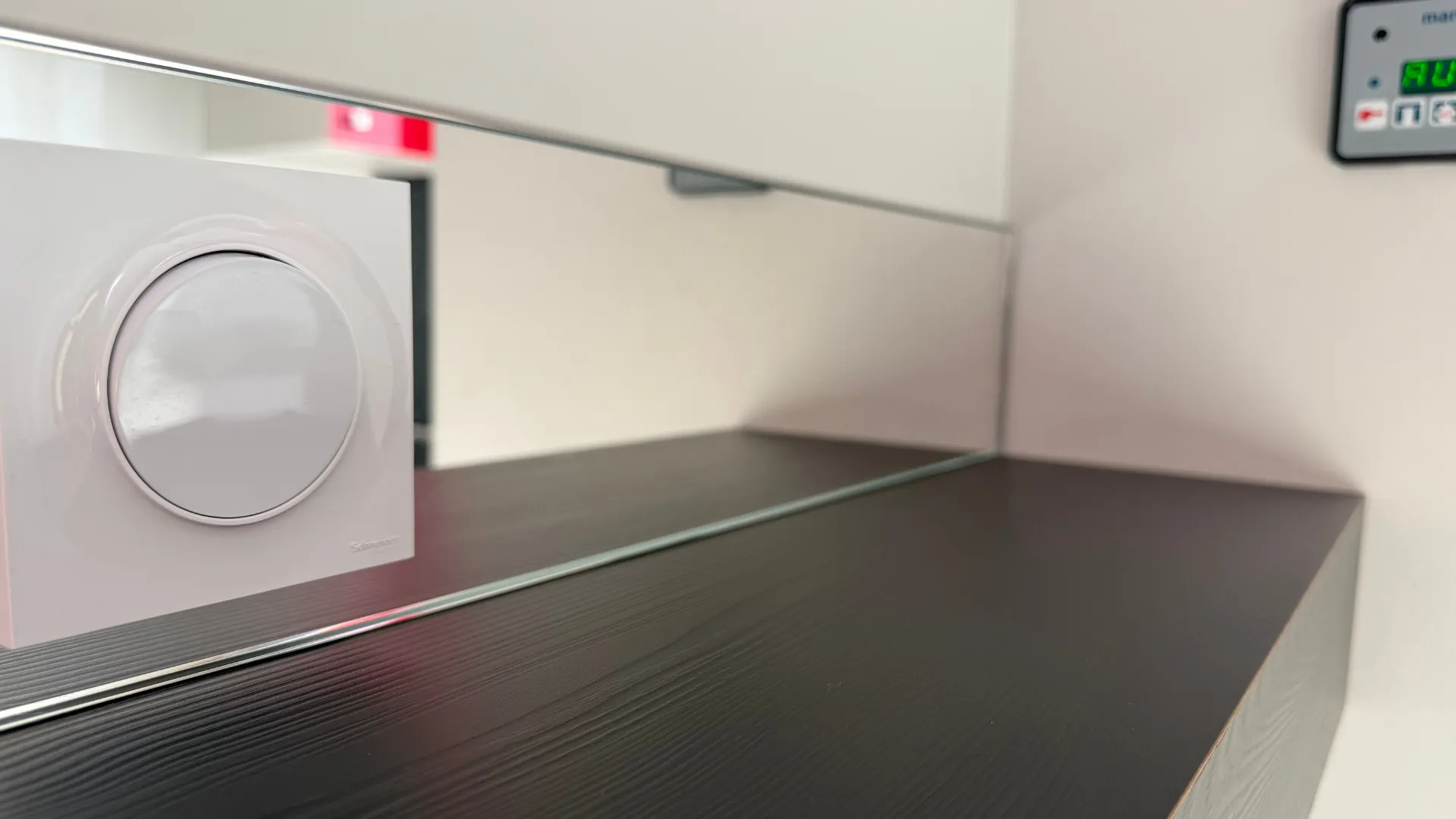 Découpe de prise crédence verre