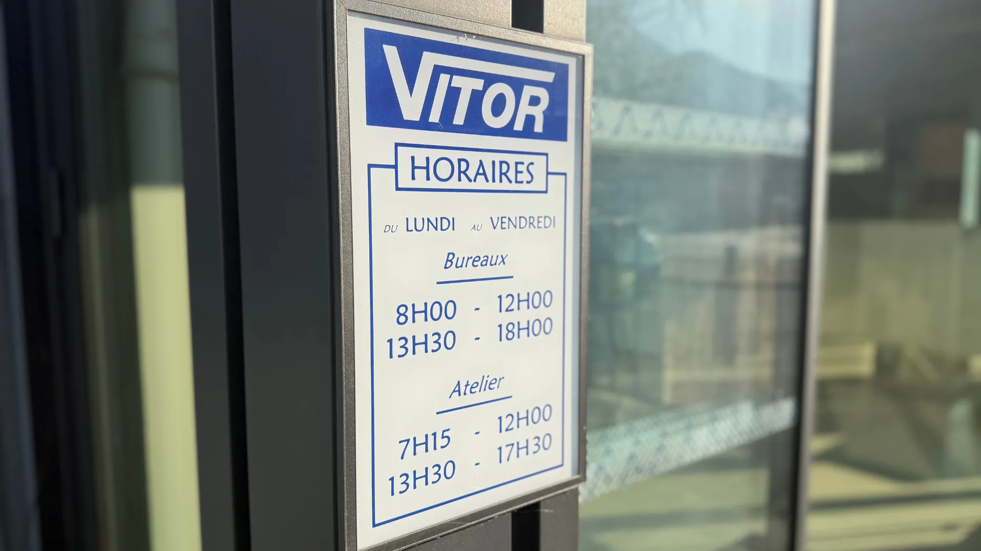 Logo et identité visuelle sur verre dépoli