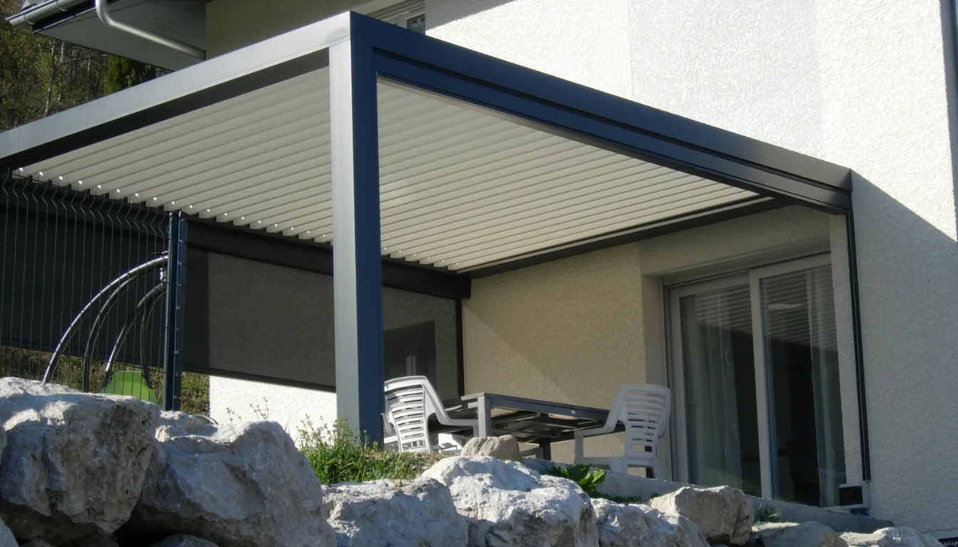 Pergola bioclimatique en aluminium installée en Haute-Savoie par VITOR