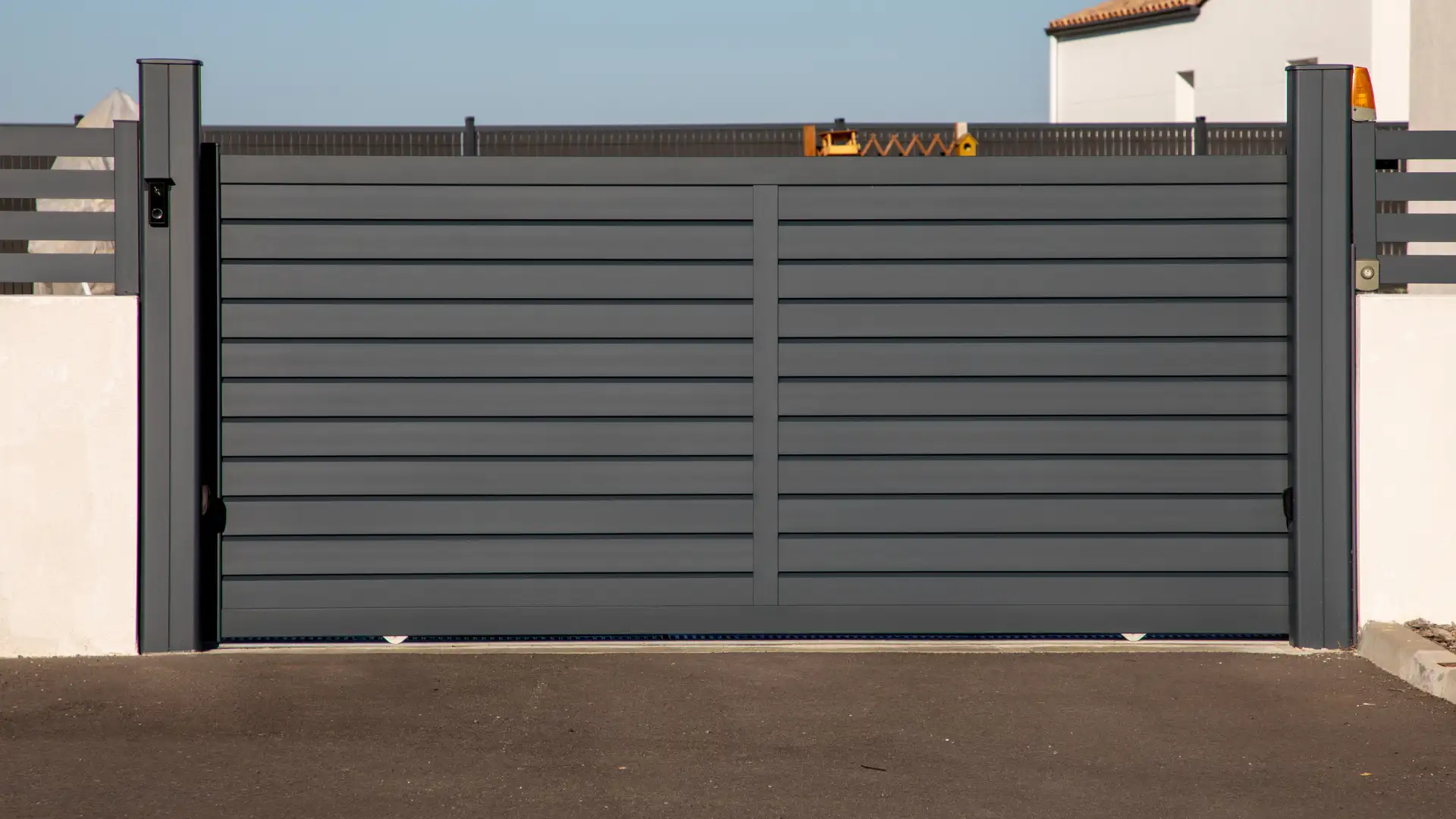 Portail design contemporain aluminium – Miroiterie Vitor, Haute-Savoie