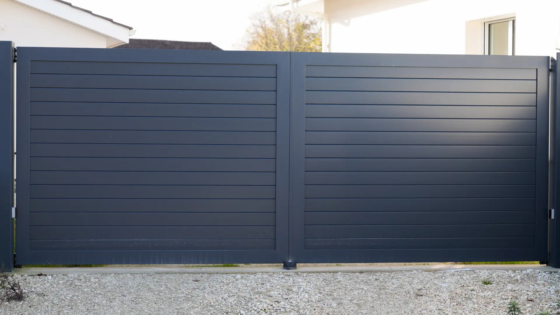 Portail battant aluminium – Miroiterie Vitor, Haute-Savoie