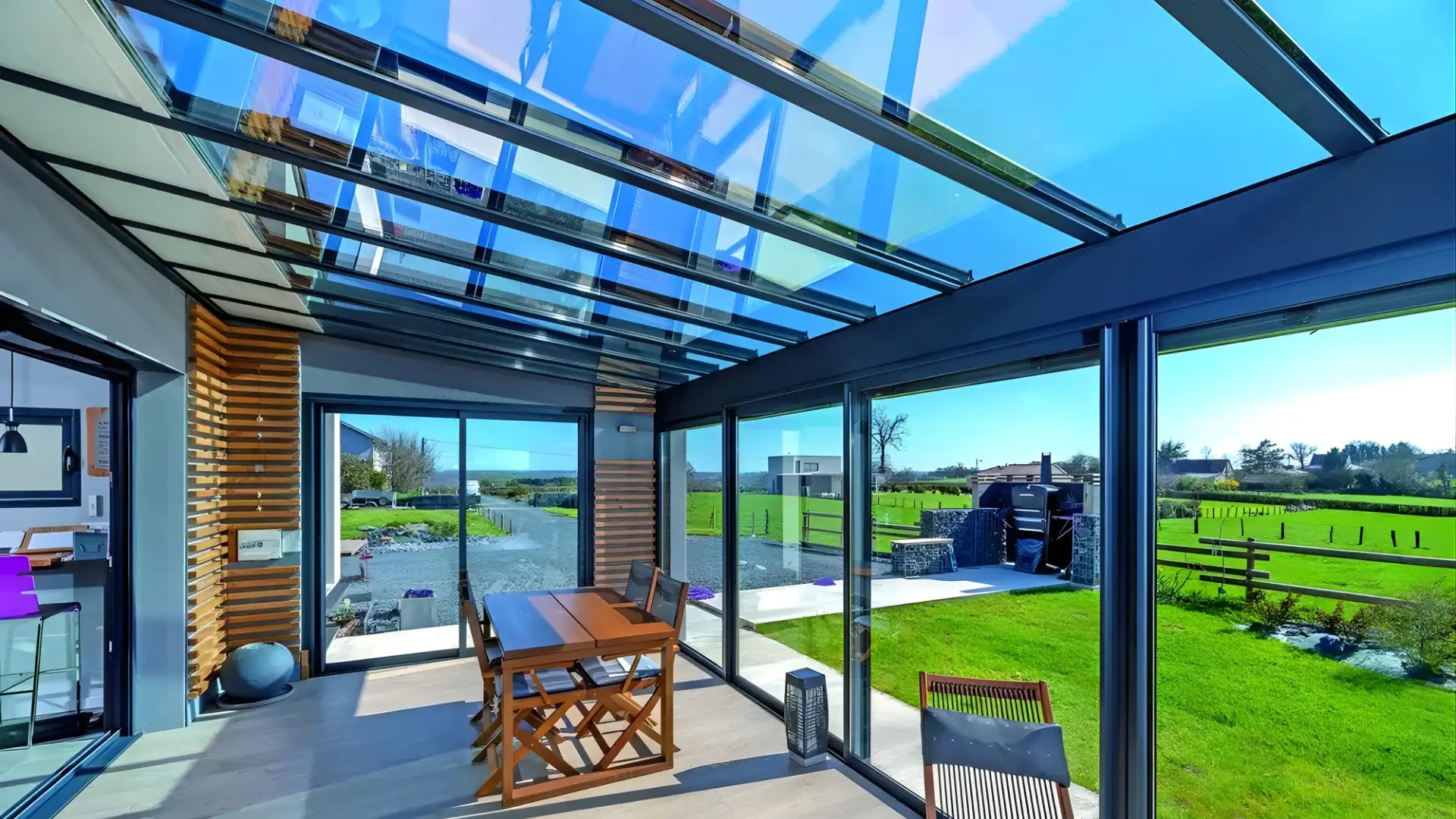 Véranda classique à toit en pente