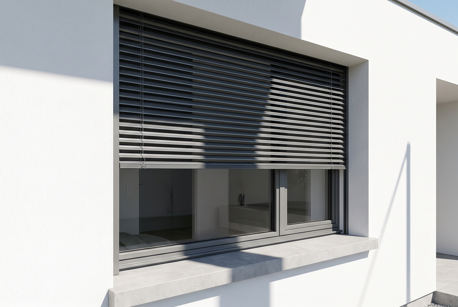 Volet roulant aluminium anthracite sur une fenêtre
