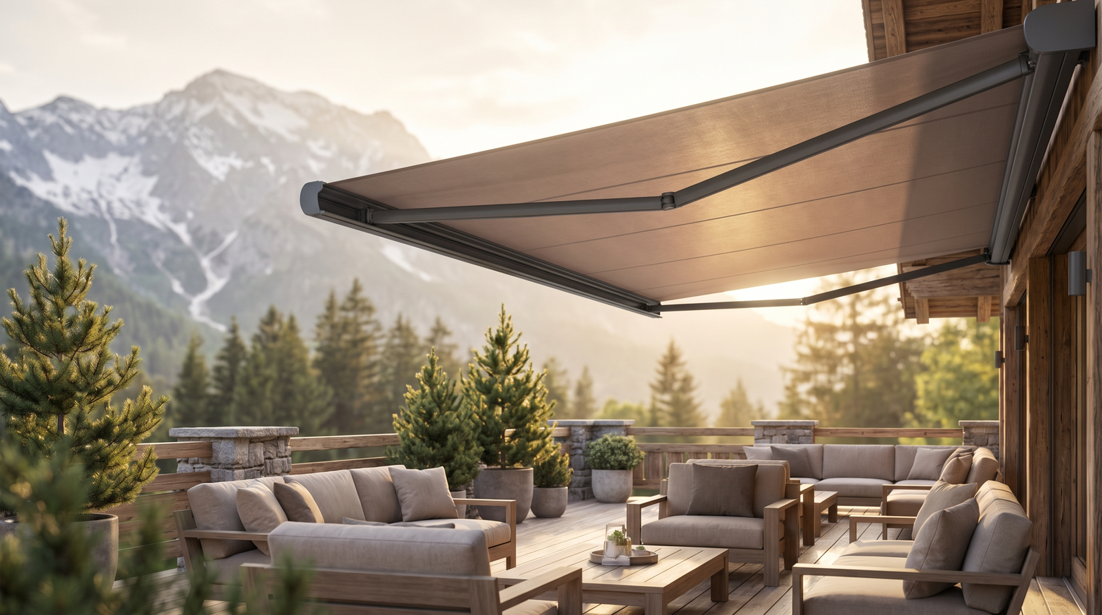 Terrasse d'un chalet ombragée par un store banne, vue montagne